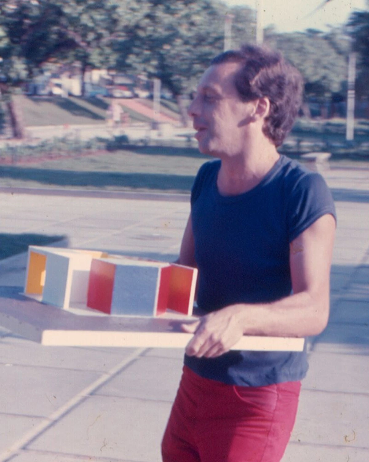 Hélio Oiticica com a maquete de Magic Square #3 na mão.