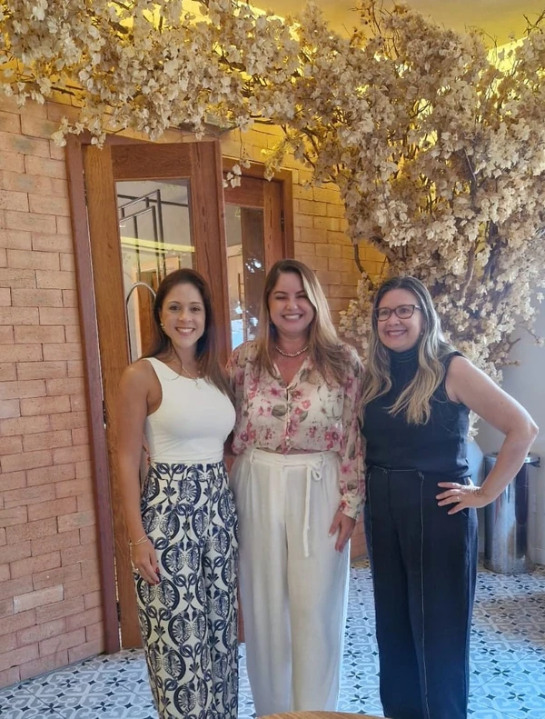 Juliana Meriguetii, Gerente de RH; a palestrante Fabíola Saqueto, e Andréia Vieira, Gerente de Relacionamento e Jurídico.