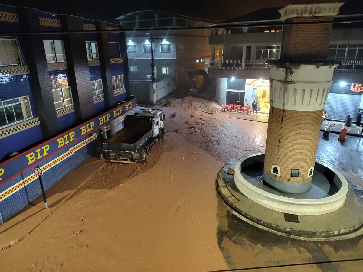 Temporal causa alagamentos e bloqueia estradas em Muniz Freire por Prefeitura de Muniz Freire 