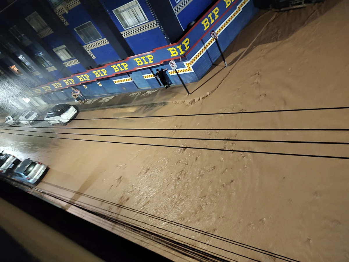 Temporal causa alagamentos e bloqueia estradas em Muniz Freire por Prefeitura de Muniz Freire 