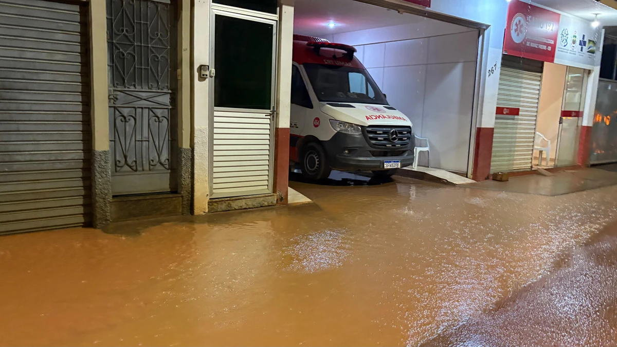 Temporal causa alagamentos e bloqueia estradas em Muniz Freire por Prefeitura de Muniz Freire 