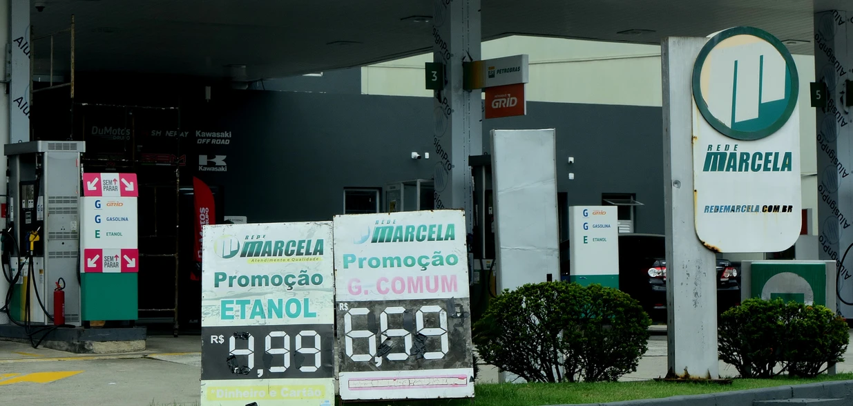 Na semana passada, era possível encontrar o litro do combustível a R$ 6, em média; Sindipostos explica que um dos motivos é o cenário de forte instabilidade no mercado mundial, inclusive no Brasil, devido à guerra no Irã