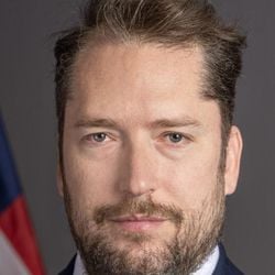 Presidente proíbe a entrada de Darren Beattie, conselheiro sênior para política brasileira no Departamento de Estado dos EUA.