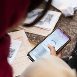 Iranianos que vivem dentro e fora do Irã contaram à BBC os vários 'jeitinhos' que usam para tentar manter contato com parentes em meio aos apagões de internet e à interrupção das comunicações provocadas pela guerra.