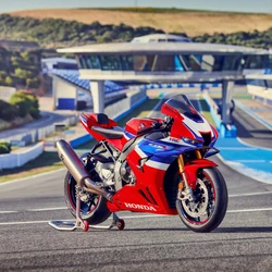 Superesportiva da marca japonesa recebe mudanças na entrega de potência, novo acerto de chassi e estreia a terceira geração da suspensão eletrônica Öhlins