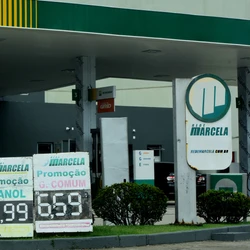 Na semana passada, era possível encontrar o litro do combustível a R$ 6, em média; Sindipostos explica que um dos motivos é o cenário de forte instabilidade no mercado mundial, inclusive no Brasil, devido à guerra no Irã