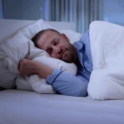 O sono exerce papel central na regulação das emoções, na consolidação da memória e no equilíbrio dos sistemas cerebrais responsáveis pelo humor e pelo comportamento