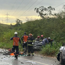 Duas pessoas morreram na colisão, sendo uma na hora e outra enquanto era socorrida; colisão ainda deixou outros três feridos