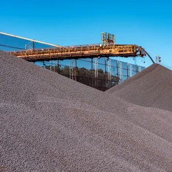 A produção anual totalizou 15,1 milhões de toneladas de pelotas e finos de minério de ferro, sendo o maior volume desde a retomada das operações em 2020