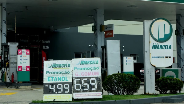 Na semana passada, era possível encontrar o litro do combustível a R$ 6, em média; Sindipostos explica que um dos motivos é o cenário de forte instabilidade no mercado mundial, inclusive no Brasil, devido à guerra no Irã