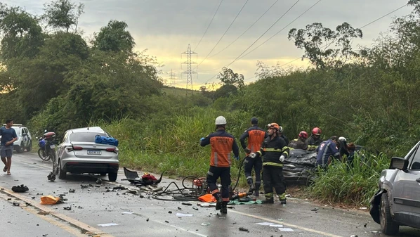 Duas pessoas morreram na colisão, sendo uma na hora e outra enquanto era socorrida; colisão ainda deixou outros três feridos