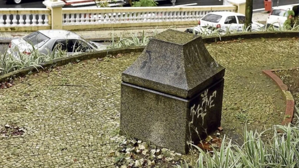 Busto do deus Hermes sumiu; o monumento ficava na Praça Cecília Monteiro, ao lado do Palácio Anchieta