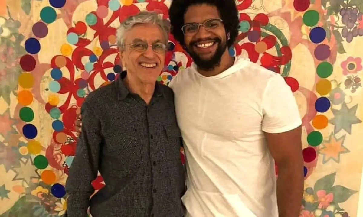 Caetano e Jones, o pensador marxista que mudou a cabeça do cantor e compositor baiano