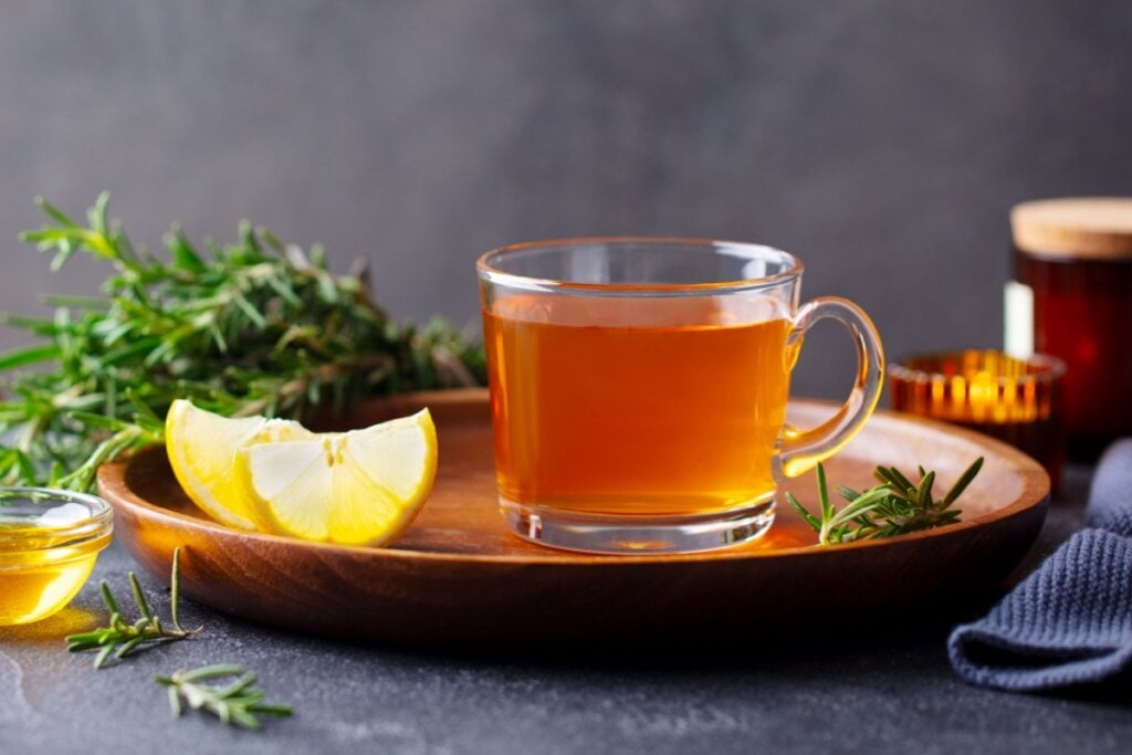 Chá para aliviar dor de cabeça (Imagem: Anna_Pustynnikova | Shutterstock)