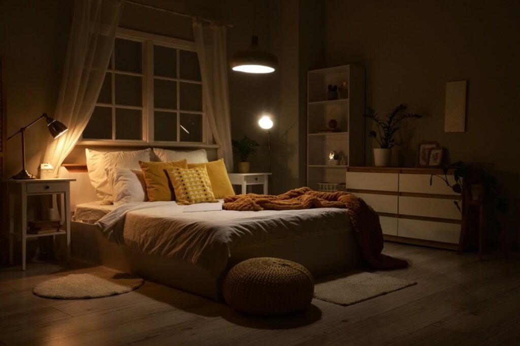 Um quarto mais escuro, silencioso e com temperatura agradável tende a favorecer a manutenção do sono profundo (Imagem: Pixel-Shot | Shutterstock)