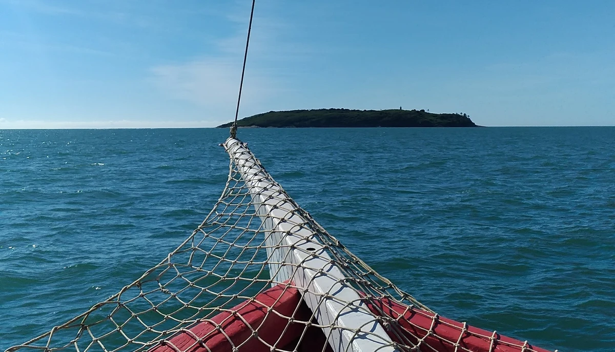 Escuna para a Ilha dos Franceses em Itaoca, Itapemirim