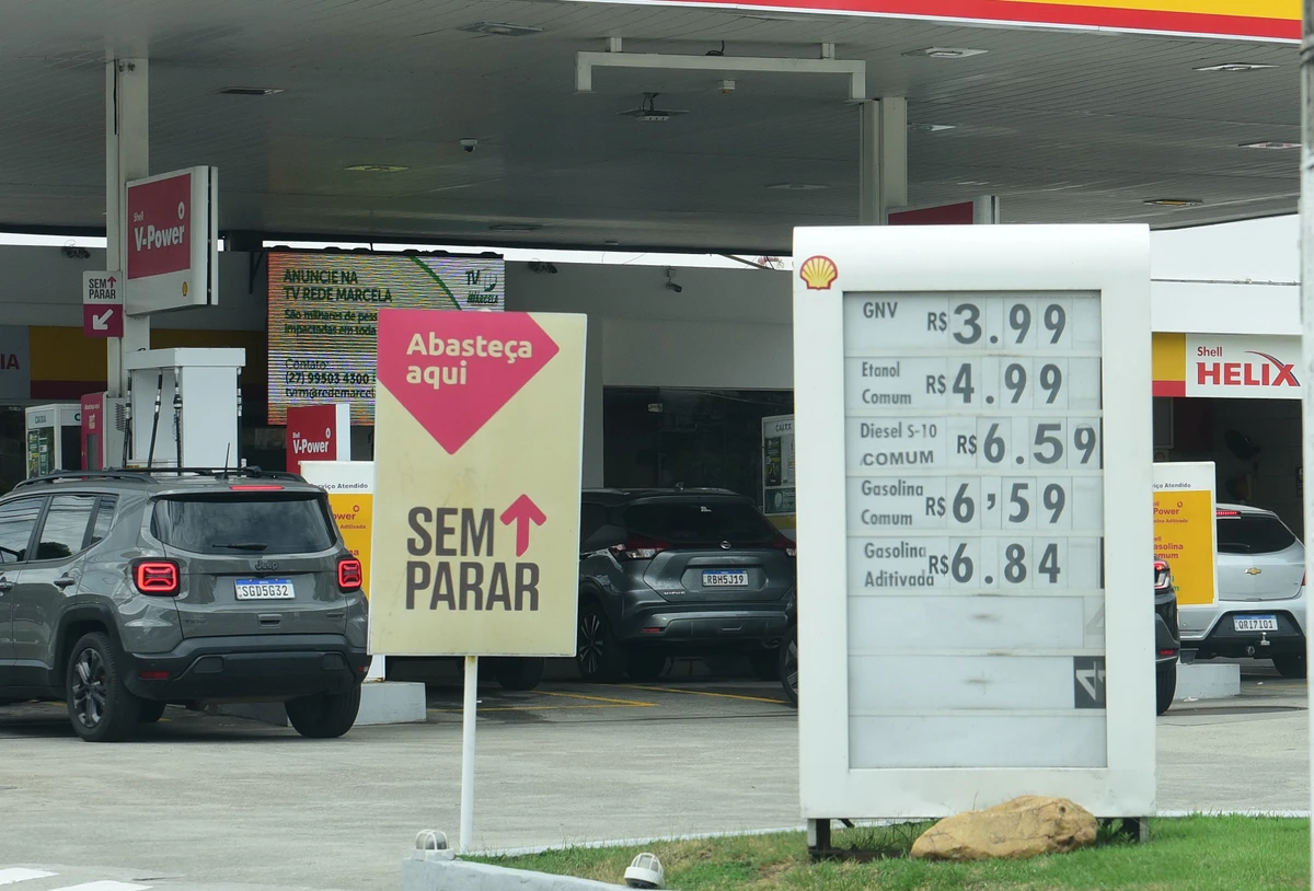Preço da gasolina em um posto da Avenida Desembargador Santos Neves, Praia de Santa Helena, Vitória por Carlos Alberto Silva