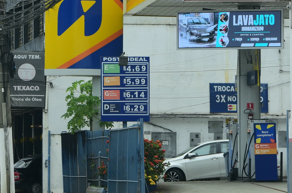 Preço da gasolina em um posto da Avenida Vitória, Vitória por Carlos Alberto Silva