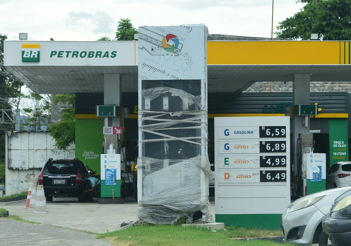 Preço da gasolina em um posto da Vila Rubim, Vitória por Carlos Alberto Silva