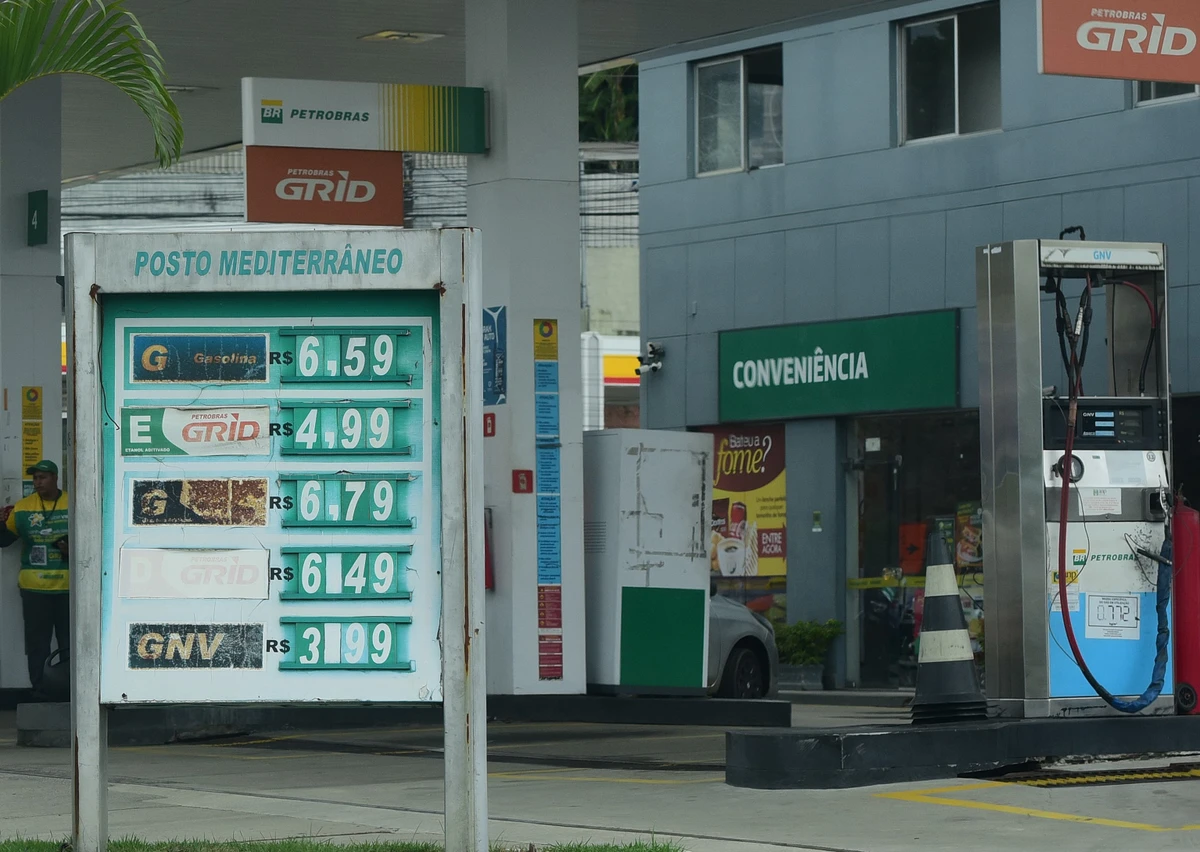 Preço da gasolina em um posto do Avenida Carlos Lindenberg, Vila Velha por Carlos Alberto Silva