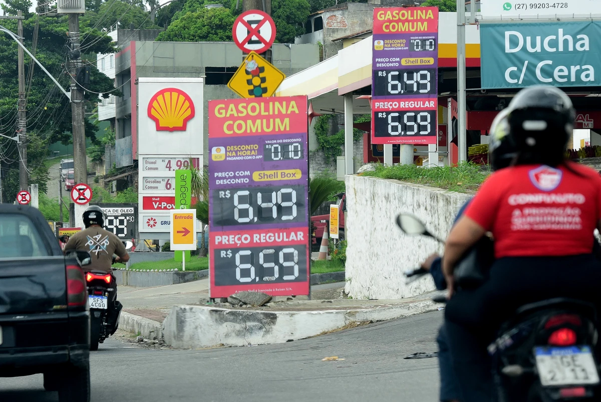 Preço da gasolina em um posto do Avenida Carlos Lindenberg, Vila Velha por Carlos Alberto Silva