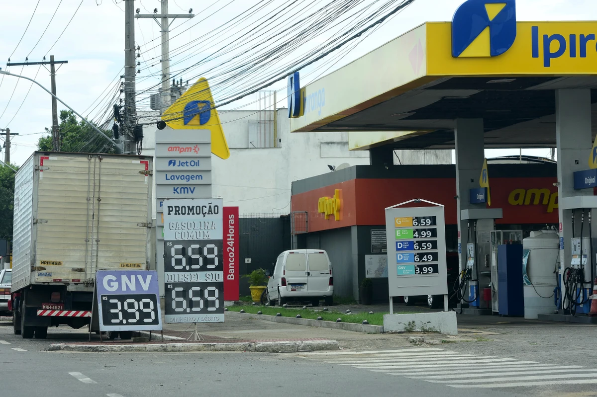 Preço da gasolina em um posto do Avenida Carlos Lindenberg, Vila Velha por Carlos Alberto Silva