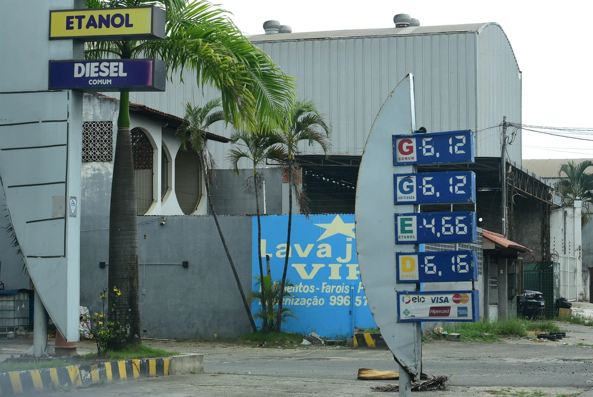 Preço da gasolina em um posto do bairro Cobilândia, Vila Velha por Carlos Alberto Silva