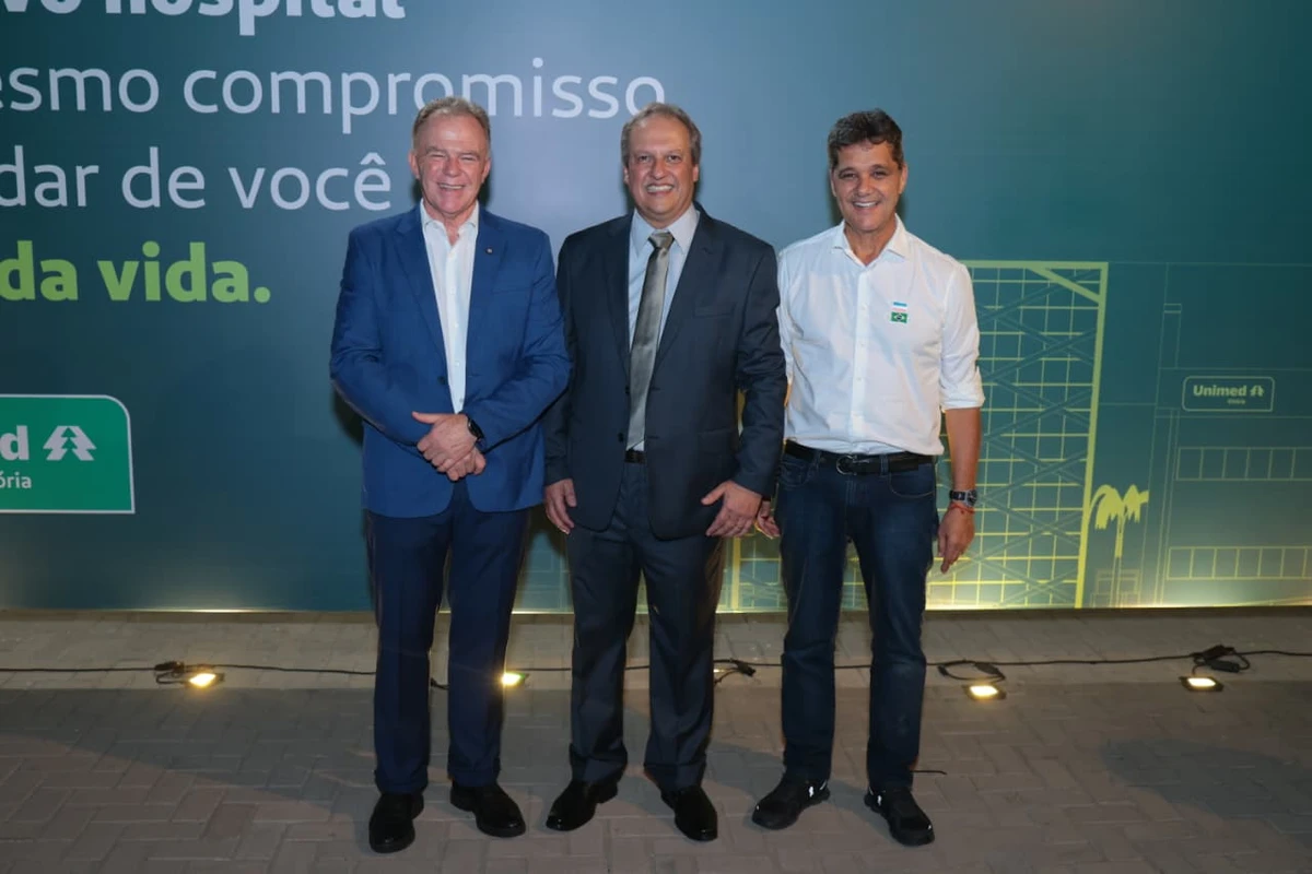Governador Renato Casagrande, Diretor-presidente da Unimed Vitória, Fabiano Pimentel, e o vice-governador, Ricardo Ferraço