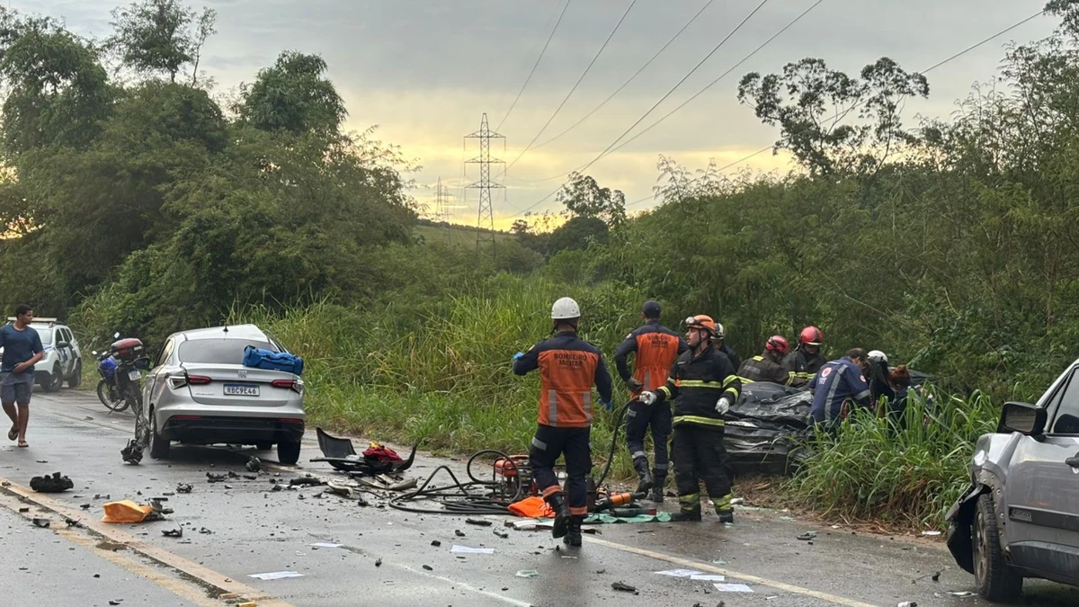 Duas pessoas morreram no local, uma foi socorrida e outras duas saíram ilesas
