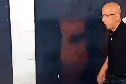 O juiz Antônio Leopoldo Teixeira quando chega ao IML em Vitória, antes de ser preso