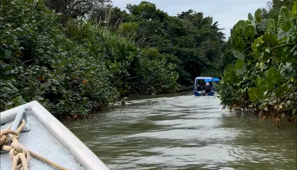 Passeio de barco em Regência 