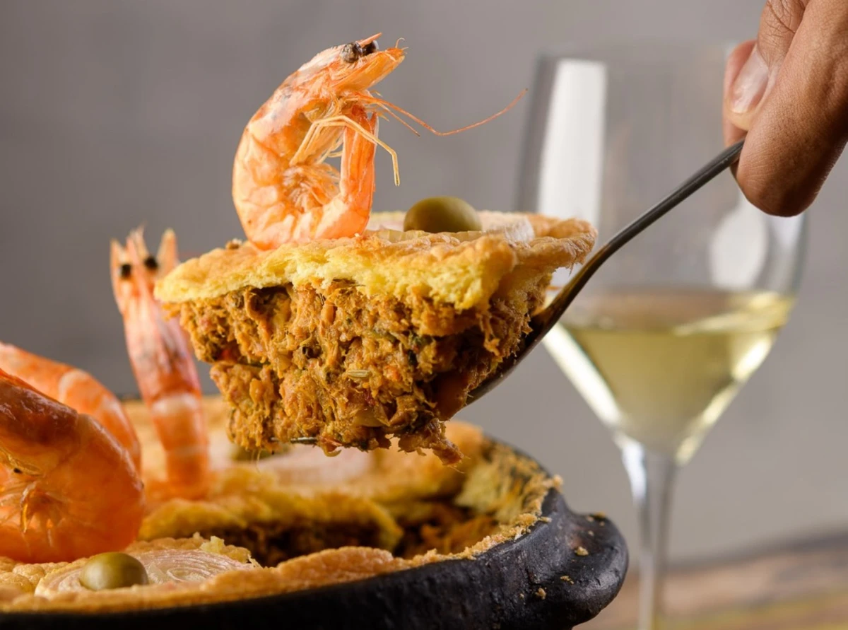 Torta capixaba e vinho branco no restaurante Caranguejo do Assis