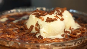 Cocada de forno pode ser servida com sorvete de baunilha