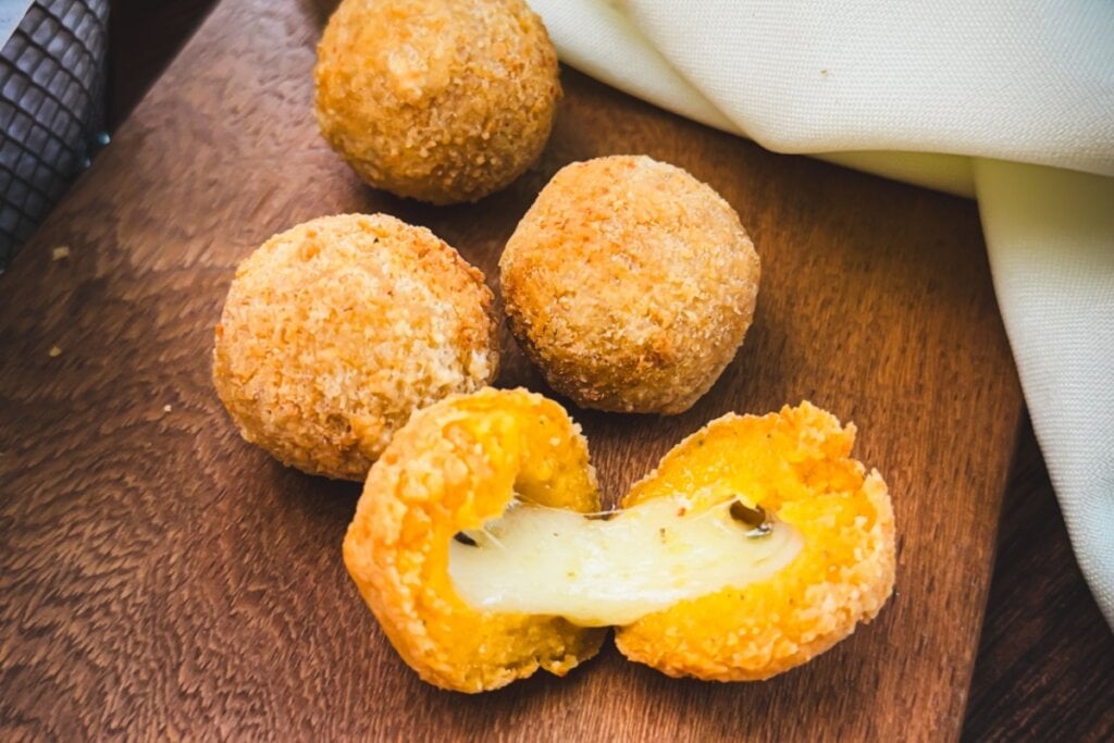 Bolinha de queijo (Imagem: elsonvr | Shutterstock)