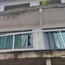 À polícia, uma moradora disse que estava em casa com o marido quando indivíduos em dois carros – um Creta branco e um Gol G5 branco – avistaram o esposo dela e começaram a efetuar os disparos de arma de fogo