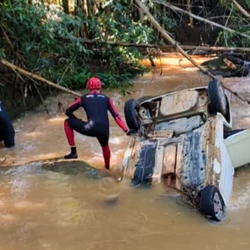 Segundo o Corpo de Bombeiros, a vítima estava sozinha no veículo, que ficou submerso
