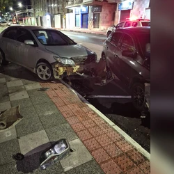 Segundo a Polícia Militar, o homem de 36 anos, que conduzia um Corolla, estava em alta velocidade quando colidiu com um Gol e, posteriormente, contra a estrutura de uma igreja