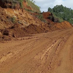 Trecho da rodovia chegou a ficar totalmente interditado após fortes chuvas registradas na noite de sábado (14)