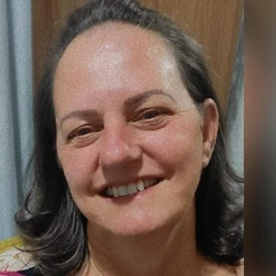 Vítima de 55 anos acabou alvejada durante troca de tiros no bairro São Miguel, na tarde deste sábado (14); caso segue sob investigação