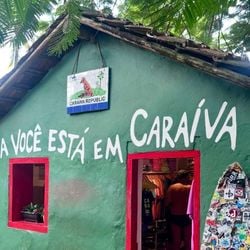 Caraíva tem vivido situações que expõem o avanço de facções criminosas para longe dos centros urbanos, com assassinatos, toques de recolher, operações policiais com grande número de mortos e apreensão de dezenas de armas, como fuzis.