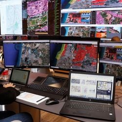 O espaço aéreo sobre Irã e o Golfo permanece fortemente restrito após ataques com mísseis, aumentando a pressão sobre as companhias aéreas.