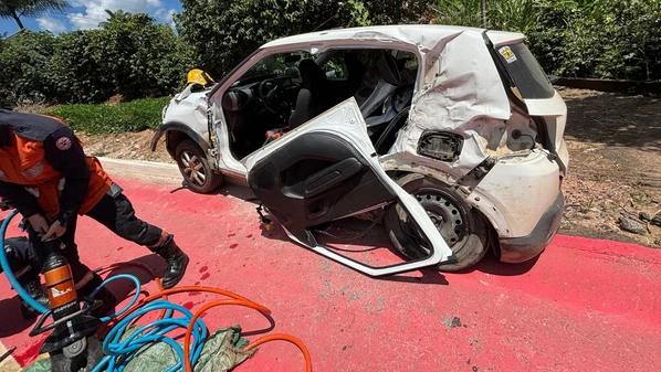 Motorista recebeu primeiro atendimento de um socorrista do Samu/192 que estava de folga, mas passava pelo local no momento