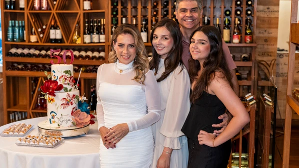 A aniversariante recebeu a família e amigas íntimas na sexta-feira (13), no Restaurante Aleixo, na Praia do Canto