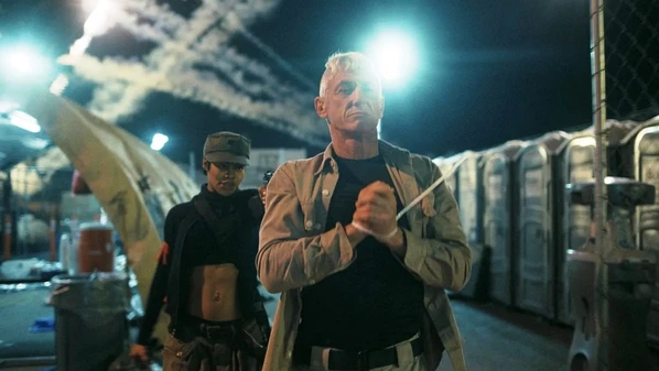 Ator venceu seu terceiro prêmio da Academia, de coadjuvante. Artista gravou documentário sobre invasão russa em 2022