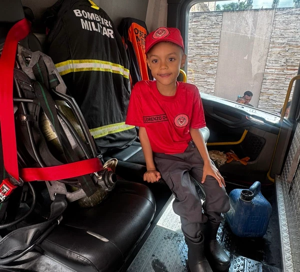 Aniversário do pequeno Lorenzo, de 6 anos, teve até momento no caminhão dos bombeiros, em Cariacica