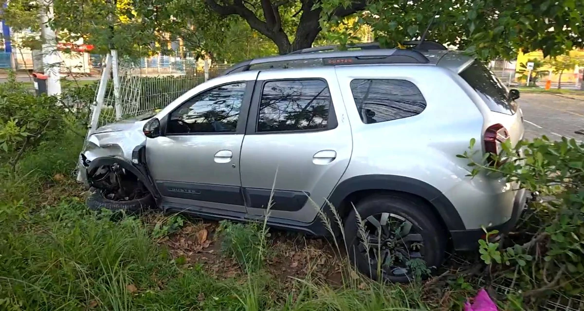 Carro invade terreno da Justiça Federal após rodar na pista da Beira-Mar, em Vitória