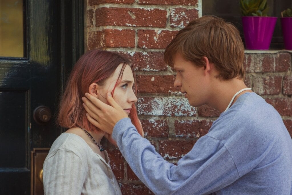 Em “Lady Bird – A Hora de Voar”, uma adolescente vive o último ano do ensino médio enquanto tenta descobrir quem realmente é (Imagem: Reprodução digital | Universal Pictures)