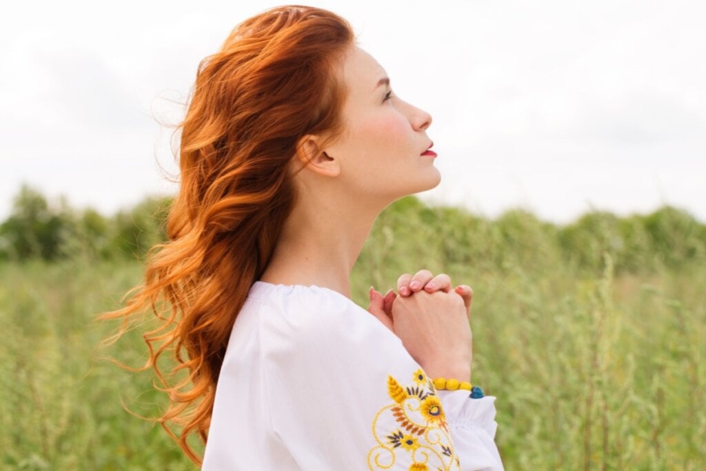 Momentos de oração e silêncio podem abrir espaço para reflexão, equilíbrio emocional e maior conexão espiritual (Imagem: Malivan_Iuliia | Shutterstock)