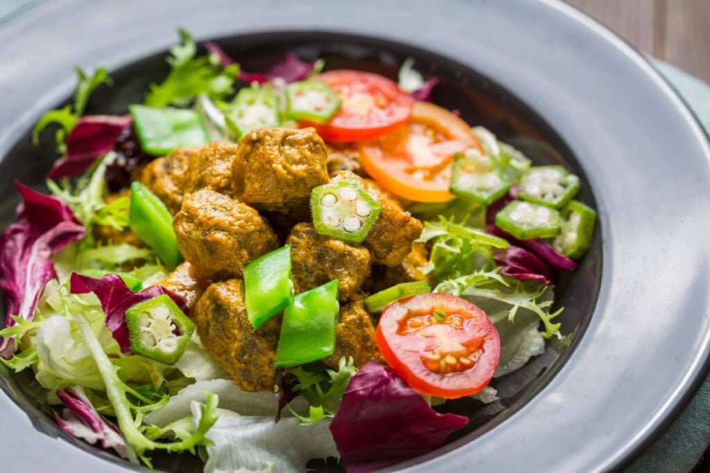 Salada de folhas com quiabo e carne (Imagem: ZCOOL HelloRF | Shutterstock)