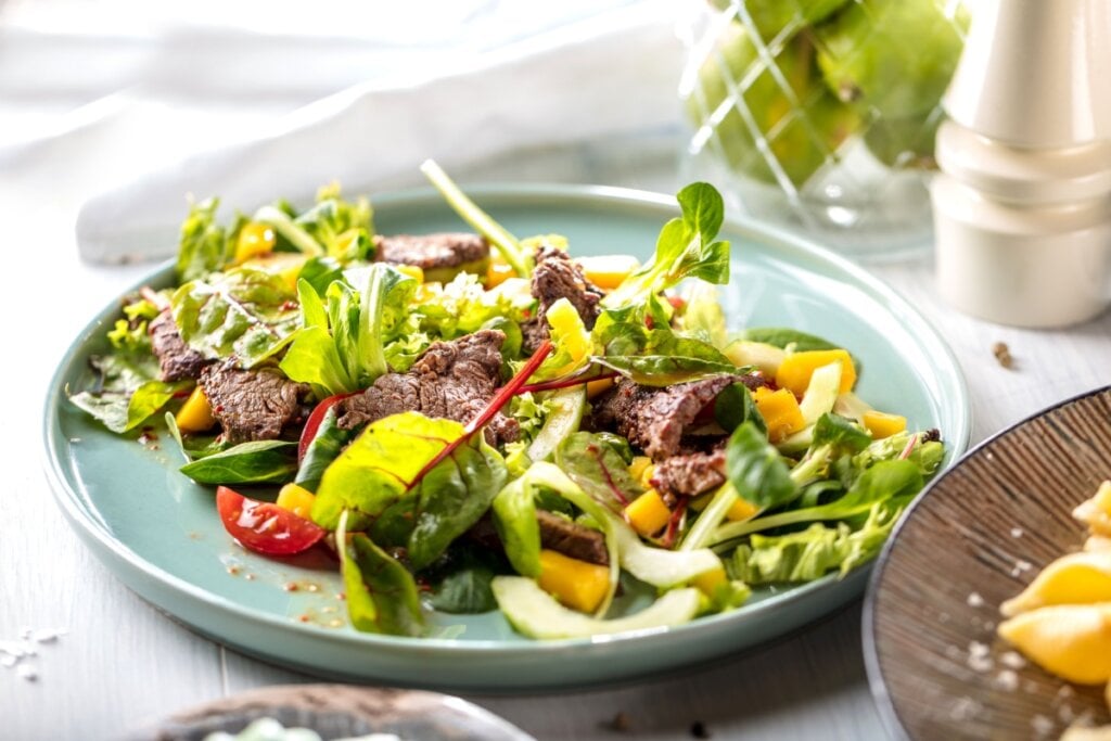 Salada verde com carne (Imagem: KarepaStock | Shutterstock)